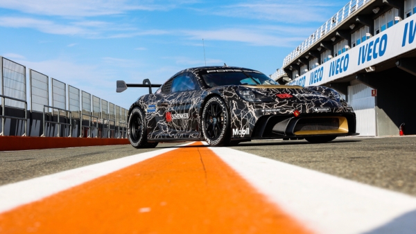 Pilnībā elektriskais “Porsche 718 Cayman GT4 ePerformance” atklāj “Mission R” potenciālu
