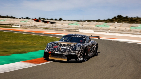 Полностью электрический “Porsche 718 Cayman GT4 ePerformance” раскрывает потенциал “Mission R”