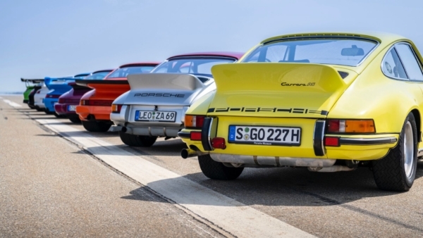 Самый быстрый немецкий спортивный автомобиль “Porsche 911 Carrera RS 2.7” отмечает свое 50-летие