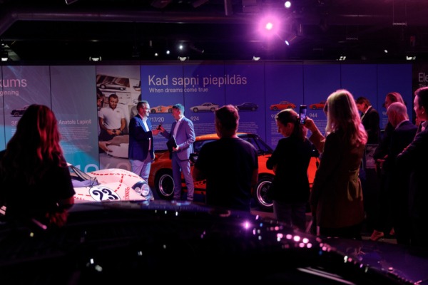 Rīgas Motormuzejā atklāj unikālu “Porsche” vēsturisko automobiļu izstādi