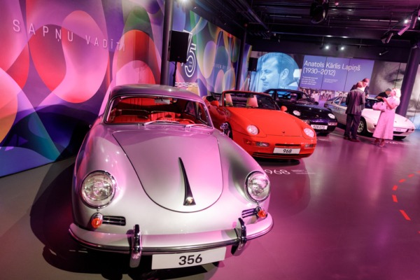 Rīgas Motormuzejā atklāj unikālu “Porsche” vēsturisko automobiļu izstādi