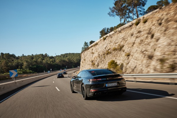 В преддверии мировой премьеры “Porsche” вносит последние улучшения в новую модель “Panamera”