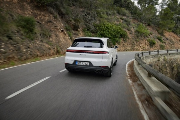 Porsche presents third E-Hybrid variant of the Cayenne