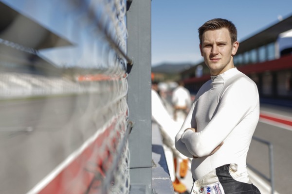Latvijas pārstāvis Portugālē cīnās par “Porsche Junior” titulu