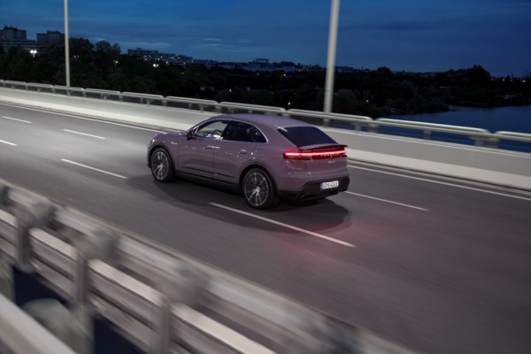 “Porsche” pirmais pilnībā elektriskais SUV “Macan” izvirza jaunus standartus
