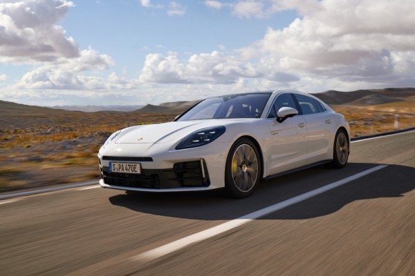 “Porsche” prezentē divus jaunus “Panamera” e-hibrīda variantus