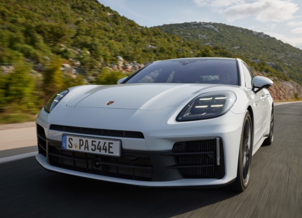 “Porsche” prezentē divus jaunus “Panamera” e-hibrīda variantus